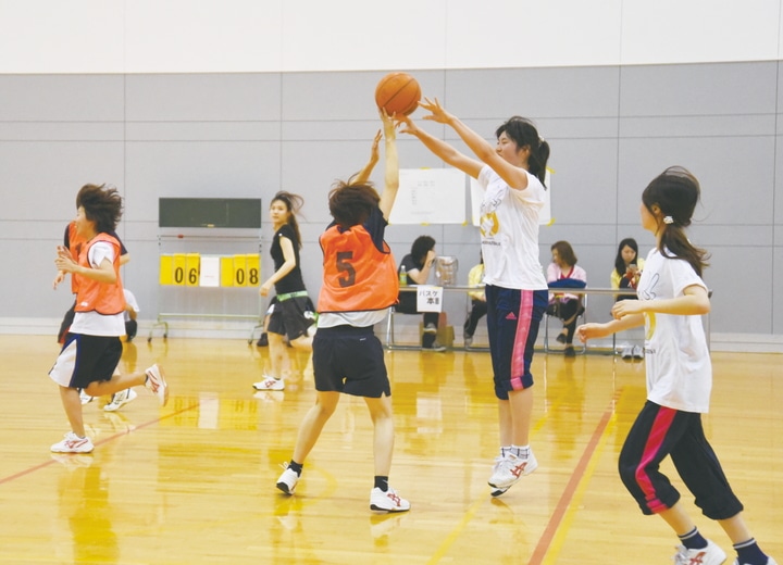 球技大会の様子　女子学生がバスケットボールを行っている