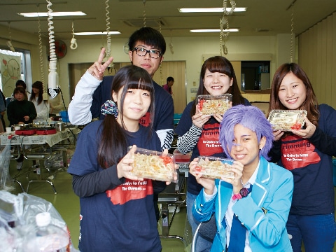 模擬店の食べ物を手に持つ学生5人